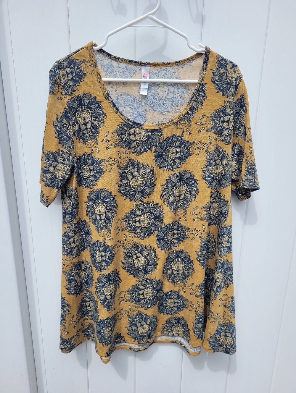 NWOT - LuLaRoe Perfect Tee - Size Large